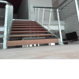 Escalier extérieur métallique à marches bois et garde-corps à câbles