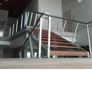 Escalier métallique intérieur avec garde-corps à remplissage grillagé