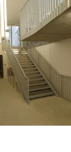 Escalier métallique galvanisé dans une cage d'escalier de bâtiment