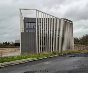 Habillage de façade à lames verticales métalliques sur un bâtiment à Bétheny