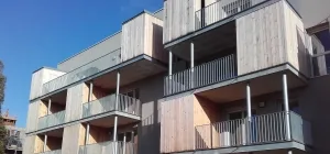 Garde-corps métalliques de balcons sur une résidence à bardage bois